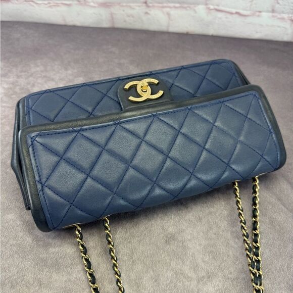 CHANEL Lambskin Quilted Medium Graphic Flap Navy Black - Picture 9 of 16